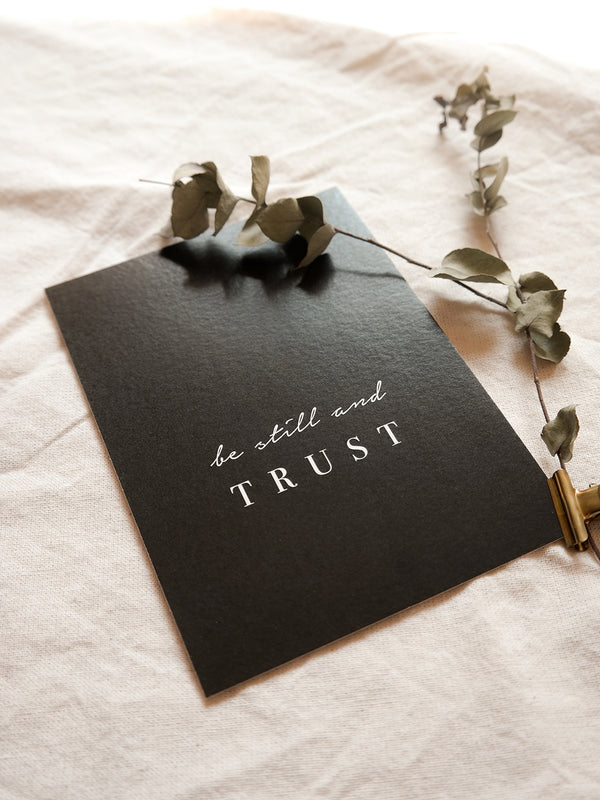 Postkarte – Be Still And Trust